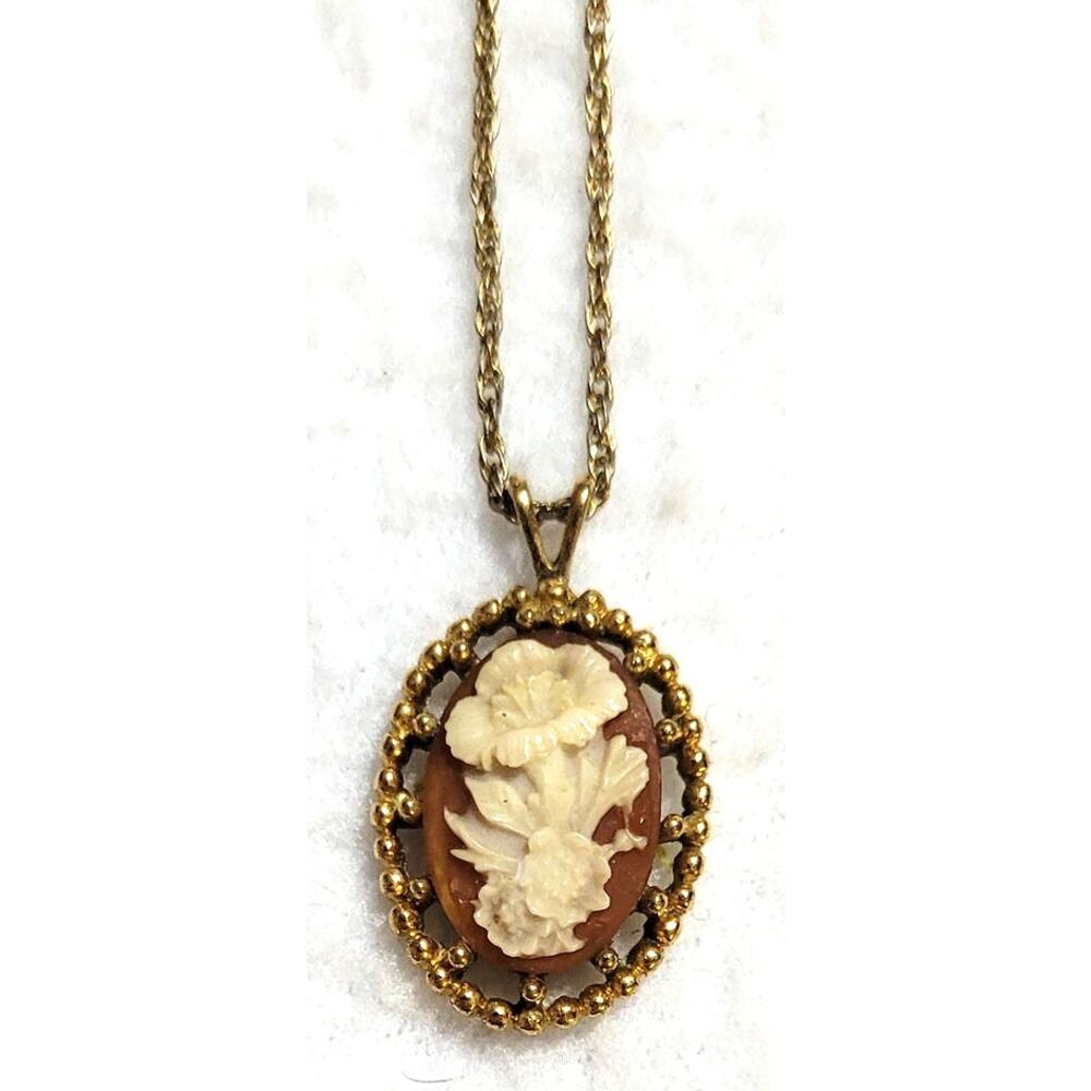 Vintage Signed Trifari Floral Flower Cameo Pendant Goldtone Chain Necklace
